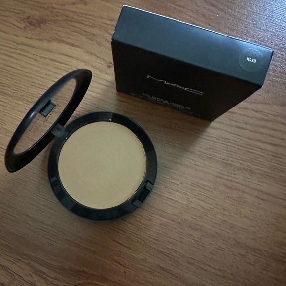MAC Cosmetics FULL COVERAGE foundation from MAC Pro NC20 RARE AND DISCO… - Picture 2 of 3